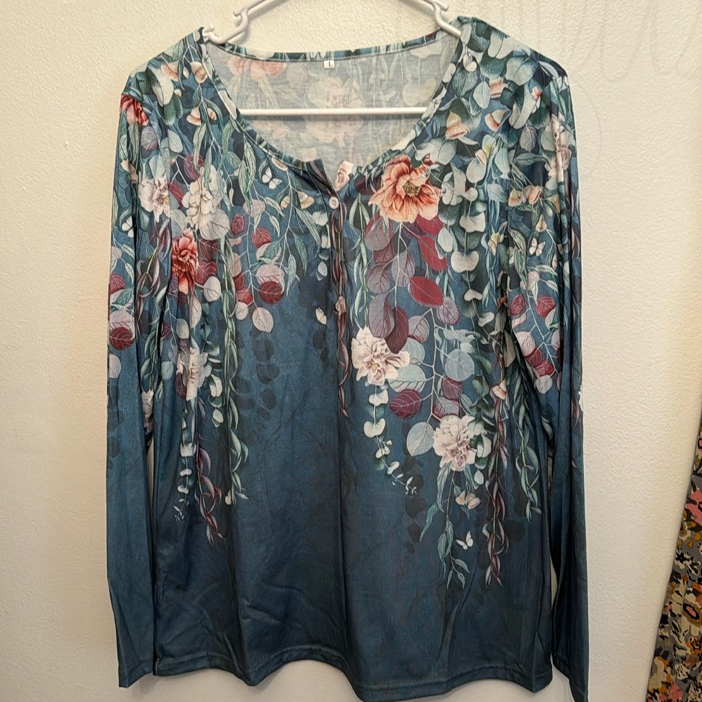 NWOT Woman’s Size Large long sleeve Flowers